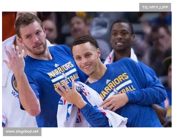 NBA官推晒出威金斯与库里、格林等老队友拥抱视频